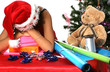 petit lutin qui dort sur les cadeaux de noël