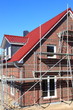 Neubau Einfamilienhaus Dachbalken Rohbau blauer Himmel Neubau Einfamilienhaus Dachbalken Rohbau blauer Himmel