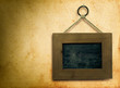 tableau grunge fixé un vieux mur avec une pointe