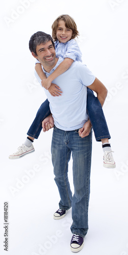 Foto: Man giving boy piggyback ride Man giving boy piggyback ride