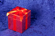 Geschenk mit roter Schleife