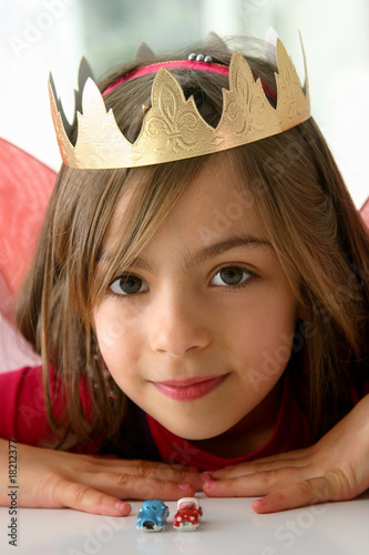 Photo : fière de ses petites voitures fière de ses petites voitures