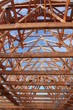 neuer Dachstuhl mit blauem Himmel