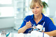 Zahntechnikerin im Labor