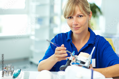 Foto: Zahntechnikerin im Labor Zahntechnikerin im Labor