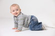 bébé a quatre pattes