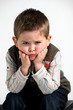 jeune garcon boude,