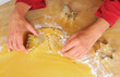 Weihnachtsplätzchen ausstechen Weihnachtsplätzchen ausstechen