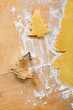 Weihnachstplätzchen backen: Teig, Ausstecher und Mehl Weihnachstplätzchen backen: Teig, Ausstecher und Mehl