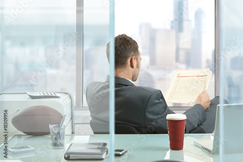 Foto: Businessman reading newspaper Businessman reading newspaper
