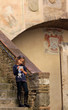 fillette dans l'escalier en pierre toscan
