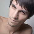 jeune homme nu regard suspicieux