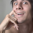 Photo: jeune homme nu curieux jeune homme nu curieux