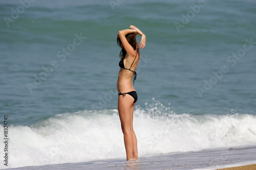 Photo : belle jeune fille sur la plage belle jeune fille sur la plage