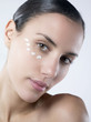 focus visage jeune femme nue pommade soin
