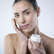 jeune femme saine soin de la peau jeune femme saine soin de la peau