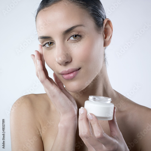 jeune femme saine soin de la peau
