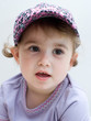 bambina con capellino