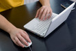 Foto: Using a laptop (shallow DOF, right hand is in focus) Using a laptop (shallow DOF, right hand is in focus)
