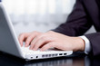 Foto: Businessman typing on a notebook (shallow DOF) Businessman typing on a notebook (shallow DOF)