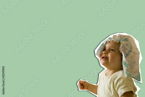 Bébé avec une couche sur la tête
