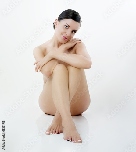 Photo: jeune femme déshabillée nue séductrice jeune femme déshabillée nue séductrice