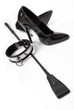 Pumps mit Halsband und Gerte