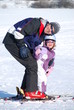 petite fille qui apprend à skier avec son papa petite fille qui apprend à skier avec son papa