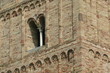 finestra a bifora su muro dentellato