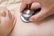 Foto: Arzt untersucht Baby Arzt untersucht Baby
