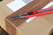 paket mit teppichmesser verschlossen I