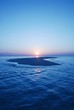 水平線へ沈む太陽