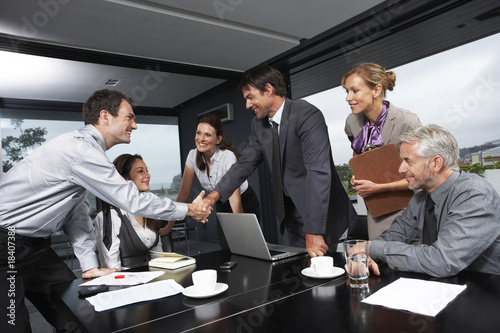 Foto: Businessmen shaking hands Businessmen shaking hands