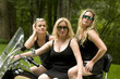 Tri sexy ženy stredného veku na klasických vintage motocykla
