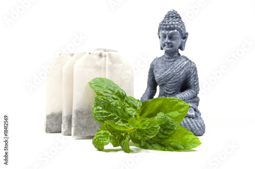Foto: Teebeutel, Minze, und Buddha-Figur Teebeutel, Minze, und Buddha-Figur