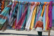 Bunte Tücher und Schals am Strand mit Kind Bunte Tücher und Schals am Strand mit Kind