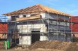 Neubau Einfamilienhaus neural vor blauem Himmel