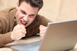 Mann wütend vor Laptop