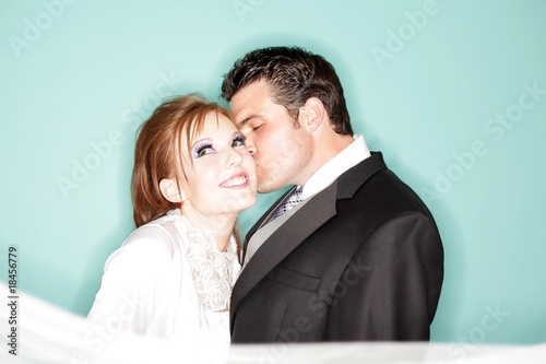 Foto: Happy wedding kiss Happy wedding kiss