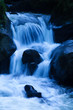 Bach mit fließendem Wasser und Steinen (Felsen)