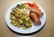 Fleischwurst mit Bratkartoffeln und Gemüse