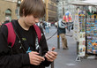 ado téléphonant dans la rue