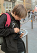 ado rédigeant son texto dans la rue