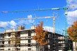 Baukrane, Krane, Hochbau, Hausbau, Wolkenhimmel