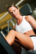 Frau im Fitnessstudio