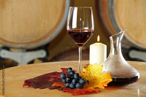 Photo: rotwein im glas mit dekanter rotwein im glas mit dekanter