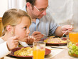 Familie ißt gemeinsam