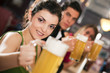 Foto: Freunde trinken Bier in Bar Freunde trinken Bier in Bar