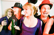 Gruppe Freunde feiert Party