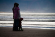 Gelangweiltes Kind am Meer